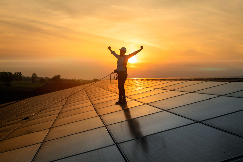 Instalador finaliza instalación gracias a las ayudas para placas solares en Murcia en 2022